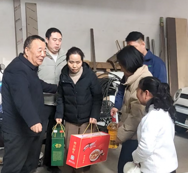 人大代表送溫暖 企業(yè)擔(dān)當(dāng)暖民心